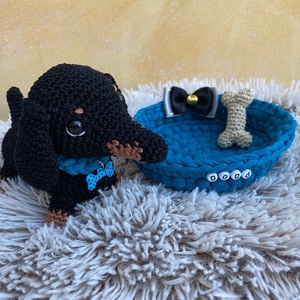 Dodó horgolt tacsi, névre szóló fekhelyével amigurumi - Meska.hu