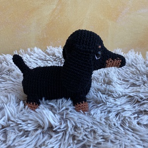 Dodó horgolt tacsi, névre szóló fekhelyével amigurumi - játék & sport - plüssállat & játékfigura - kutya - Meska.hu