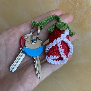 Rózsa horgolt kulcstartó, táskadísz akár karácsonyfadísz - táska & tok - kulcstartó & táskadísz - kulcstartó - Meska.hu