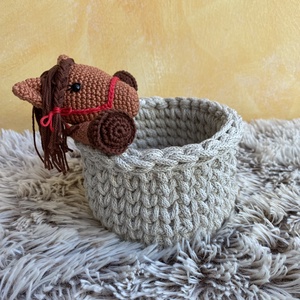 Horgolt tároló amigurumi lovacska díszítéssel, Otthon & Életmód, Tárolás & Rendszerezés, Tárolókosár, Horgolás, MESKA