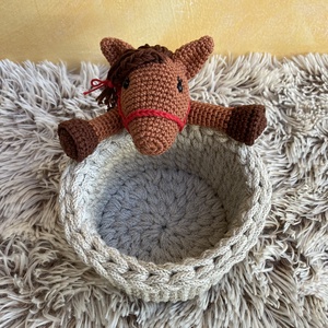 Horgolt tároló amigurumi lovacska díszítéssel - otthon & életmód - tárolás & rendszerezés - tárolókosár - Meska.hu