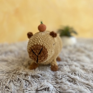 Plüss horgolt capybara mandarinnal 18 cm - játék & sport - plüssállat & játékfigura - más figura - Meska.hu