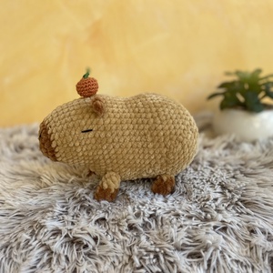 Plüss horgolt capybara mandarinnal 18 cm - játék & sport - plüssállat & játékfigura - más figura - Meska.hu