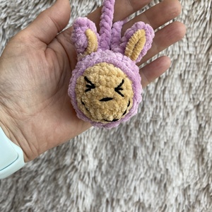 Labubu baba kulcstartó, táskadísz, plüssfigura - piros, rózsaszín, kék, lila - játék & sport - plüssállat & játékfigura - szörnyike - Meska.hu