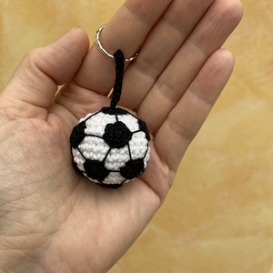 Focilabda horgolt kulcstartó, táskadísz - táska & tok - kulcstartó & táskadísz - kulcstartó - Meska.hu