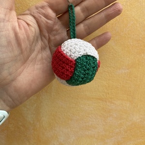 Focilabda horgolt kulcstartó, táskadísz - Meska.hu