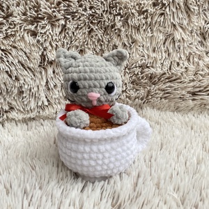 Horgolt bögrés cica - játék & sport - plüssállat & játékfigura - cica - Meska.hu