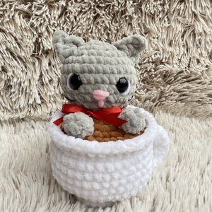 Horgolt bögrés cica - játék & sport - plüssállat & játékfigura - cica - Meska.hu