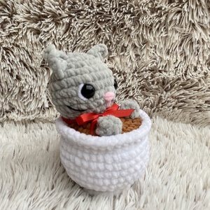 Horgolt bögrés cica - játék & sport - plüssállat & játékfigura - cica - Meska.hu