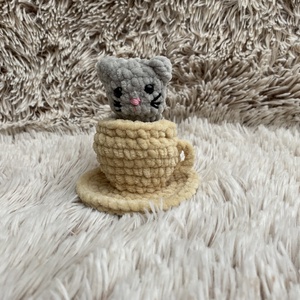 Horgolt bögrés cica, pop up, felugró cica, Játék & Sport, Plüssállat & Játékfigura, Cica, Horgolás, Hímzés, MESKA