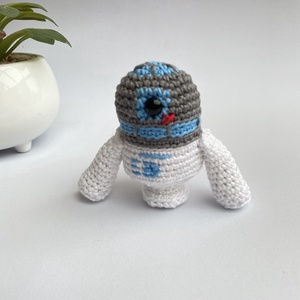 Horgolt R2D2 robot - játék & sport - plüssállat & játékfigura - robot & gép - Meska.hu