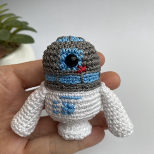 Horgolt R2D2 robot - játék & sport - plüssállat & játékfigura - robot & gép - Meska.hu