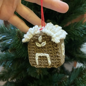 Horgolt karácsonyi díszek, mézeskalács házikó - karácsony - karácsonyi lakásdekoráció - karácsonyi falu, házikó - Meska.hu