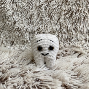 Mosolygós horgolt fog - játék & sport - plüssállat & játékfigura - más figura - Meska.hu