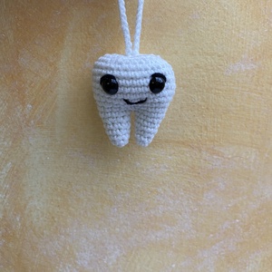 Mosolygós horgolt fog kulcstartó, táskadísz - játék & sport - plüssállat & játékfigura - más figura - Meska.hu