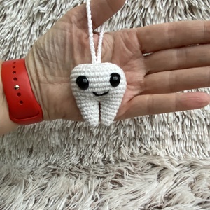 Mosolygós horgolt fog kulcstartó, táskadísz - Meska.hu