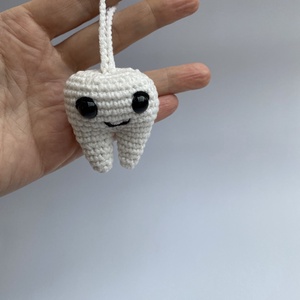 Mosolygós horgolt fog kulcstartó, táskadísz - játék & sport - plüssállat & játékfigura - más figura - Meska.hu