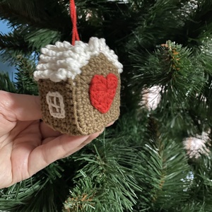 Horgolt karácsonyi díszek, mézeskalács házikó - karácsony - karácsonyi lakásdekoráció - karácsonyi falu, házikó - Meska.hu