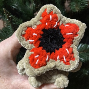 Mini (fekete belső része csillog) horgolt Stranger Things Baby Demogorgon 12 cm plüss - Meska.hu