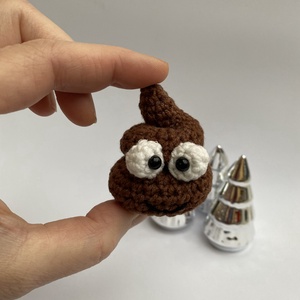 Mosolygós horgolt kaki kulcstartó (100% pamut, 100% poén), Játék & Sport, Plüssállat & Játékfigura, Más figura, Horgolás, Hímzés, MESKA