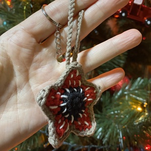 Stranger Things Demogorgon kulcstartó, táskatartó, autó visszapillantóra akasztható dísz - játék & sport - plüssállat & játékfigura - más figura - Meska.hu