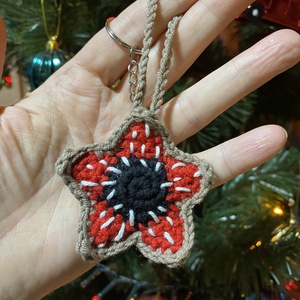 Stranger Things Demogorgon kulcstartó, táskatartó, autó visszapillantóra akasztható dísz - Meska.hu