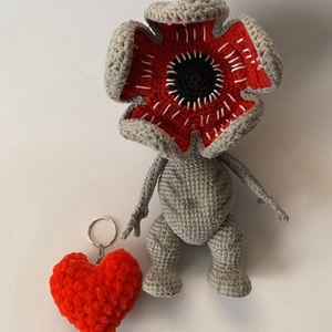 Kézzel horgolt Stranger Things Demogorgon merevítéssel ellátva, szív kulcstartó ajándék - Meska.hu