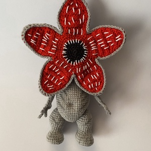 Kézzel horgolt Stranger Things Demogorgon merevítéssel ellátva, szív kulcstartó ajándék - játék & sport - plüssállat & játékfigura - más figura - Meska.hu