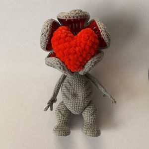 Kézzel horgolt Stranger Things Demogorgon merevítéssel ellátva, szív kulcstartó ajándék - játék & sport - plüssállat & játékfigura - más figura - Meska.hu