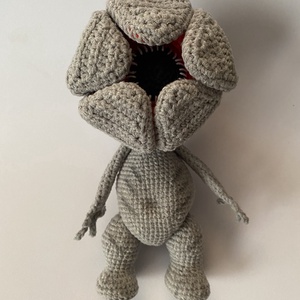 Kézzel horgolt Stranger Things Demogorgon merevítéssel ellátva, szív kulcstartó ajándék - játék & sport - plüssállat & játékfigura - más figura - Meska.hu