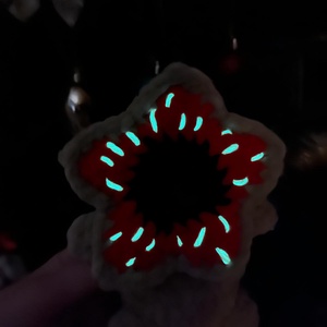 Világítós, horgolt Stranger Things Baby Demogorgon 18 cm plüss - játék & sport - plüssállat & játékfigura - más figura - Meska.hu