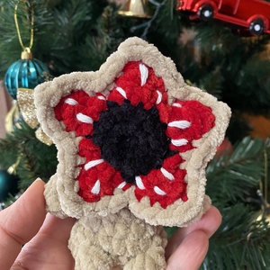 Világító fogakkal, horgolt Stranger Things Baby Demogorgon 12 cm plüss - játék & sport - plüssállat & játékfigura - más figura - Meska.hu