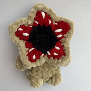 Világító fogakkal, horgolt Stranger Things Baby Demogorgon 12 cm plüss - játék & sport - plüssállat & játékfigura - más figura - Meska.hu