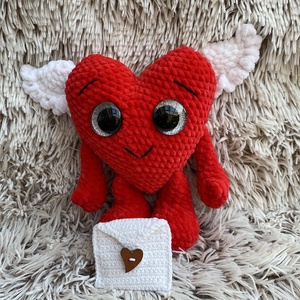 Kézzel horgolt mosolygós szív angyalszárnnyal, horgolt borítékkal, Játék & Sport, Plüssállat & Játékfigura, Más figura, Horgolás, Hímzés, MESKA