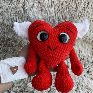 Kézzel horgolt mosolygós szív angyalszárnnyal, horgolt borítékkal - játék & sport - plüssállat & játékfigura - más figura - Meska.hu