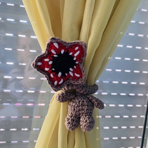 Világítós fogakkal, Stranger Things Demogorgon táskadísz, Demogorgon, aki sötétben mosolyog - játék & sport - plüssállat & játékfigura - más figura - Meska.hu