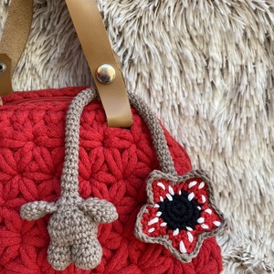 Világítós fogakkal, Stranger Things Demogorgon táskadísz, Demogorgon, aki sötétben mosolyog - játék & sport - plüssállat & játékfigura - más figura - Meska.hu