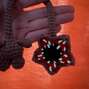 Világítós fogakkal, Stranger Things Demogorgon táskadísz, Demogorgon, aki sötétben mosolyog - játék & sport - plüssállat & játékfigura - más figura - Meska.hu