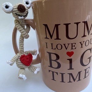 Horgolt lajhár a Jégkorszak meséből, Sid egy kis szívvel (vagy anélkül), Játék & Sport, Plüssállat & Játékfigura, Plüss mesefigurák, Horgolás, Sid, a világ leglassabb, de legvidámabb lajhárja! 
20 cm hosszú nyakkal érkezik, hogy táskára csimp..., MESKA