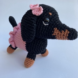 Horgolt fekete tacskó - játék & sport - plüssállat & játékfigura - kutya - Meska.hu