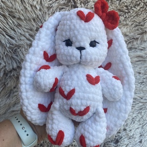 Léna plüss horgolt nyuszi, öltöztethető, szíves nyuszi, Játék & Sport, Plüssállat & Játékfigura, Nyuszi, Horgolás, Hímzés, MESKA
