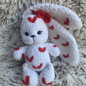 Léna plüss horgolt nyuszi, öltöztethető, szíves nyuszi - játék & sport - plüssállat & játékfigura - nyuszi - Meska.hu