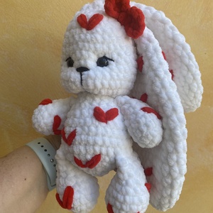 Léna plüss horgolt nyuszi, öltöztethető, szíves nyuszi - játék & sport - plüssállat & játékfigura - nyuszi - Meska.hu