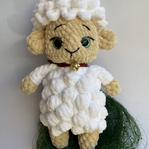 Cuki horgolt bárányka szemüveggel és csengettyűvel - játék & sport - plüssállat & játékfigura - plüss bárány - Meska.hu