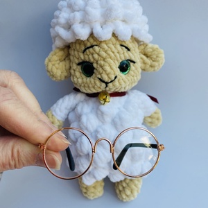 Cuki horgolt bárányka szemüveggel és csengettyűvel - játék & sport - plüssállat & játékfigura - plüss bárány - Meska.hu