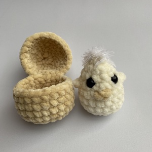 Húsvéti horgolt meglepetés, kiscsibe kivehető tojásban - játék & sport - plüssállat & játékfigura - más figura - Meska.hu