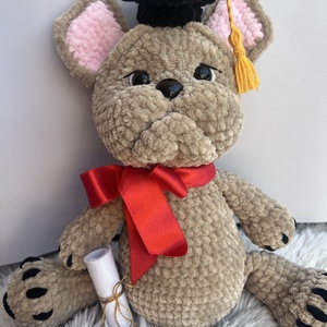 Horgolt ballagó bulldog diplomaosztóra - Meska.hu