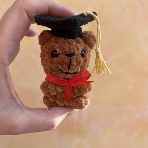 Horgolt ballagó maci diplomaosztó kalappal - játék & sport - plüssállat & játékfigura - maci - Meska.hu