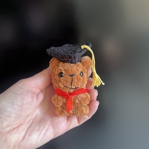 Horgolt ballagó maci diplomaosztó kalappal - játék & sport - plüssállat & játékfigura - maci - Meska.hu