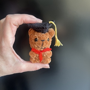 Horgolt ballagó maci diplomaosztó kalappal - Meska.hu